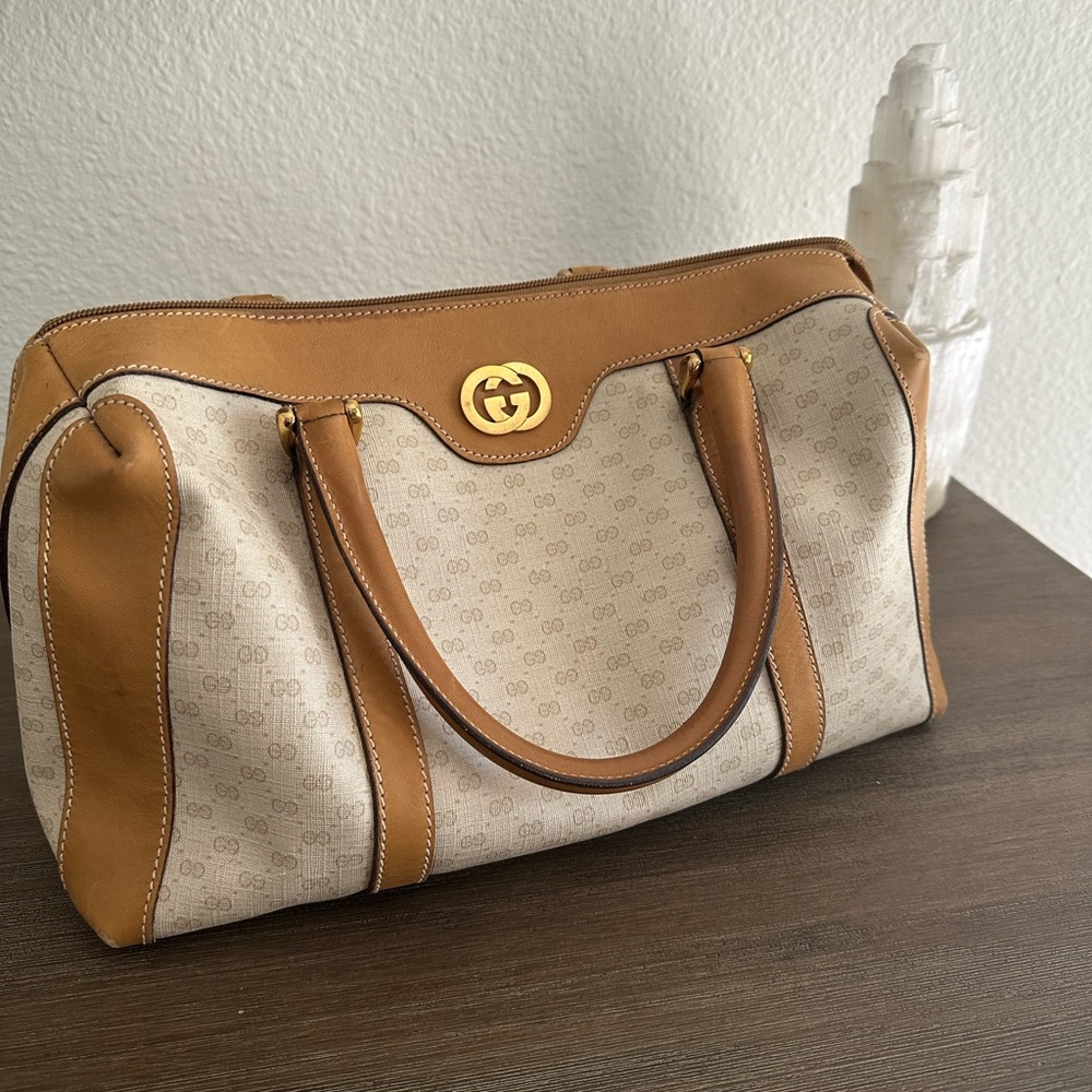 Authentic Vintage Gucci duffel handbag in Tan